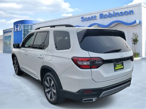 Certified 2024 Honda Pilot Touring image 3
