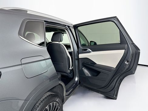 Used 2025 Volkswagen Taos SE image 28