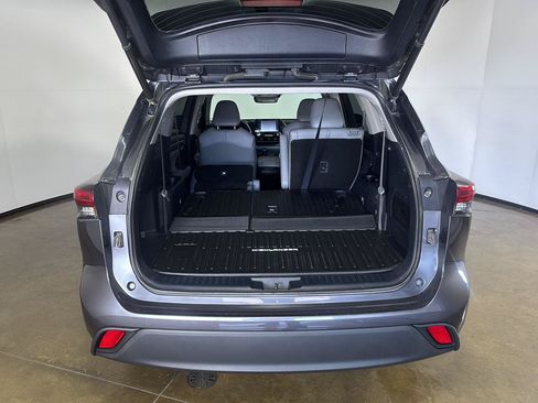 Used 2021 Toyota Highlander XLE AWD/4WD image 15