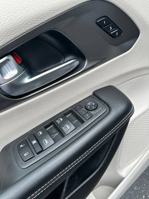 Used 2023 Chrysler Pacifica Touring-L FWD image 16