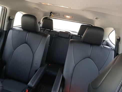 Used 2024 Toyota Highlander Limited FWD image 12