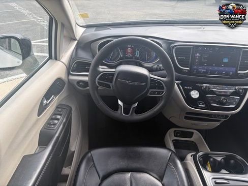 Used 2024 Chrysler Pacifica Touring-L FWD image 14