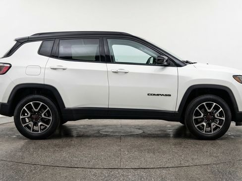 Used 2025 Jeep Compass Trailhawk image 11