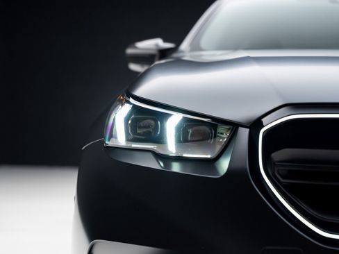 Used 2025 BMW M5 w/ Carbon Package image 8