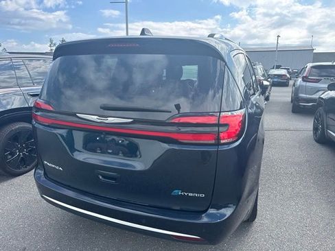 Used 2024 Chrysler Pacifica Pinnacle FWD image 16