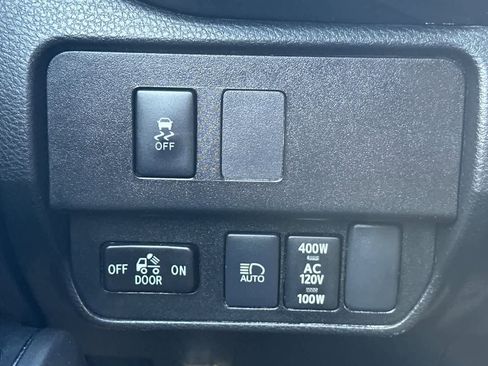 Used 2022 Toyota Tacoma TRD Off-Road AWD/4WD image 31