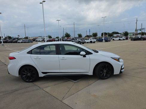 Used 2024 Toyota Corolla SE FWD image 2