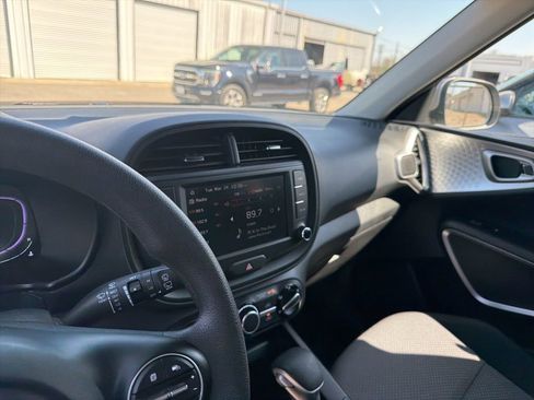 Used 2025 Kia Soul LX w/ LX Technology Package FWD image 30