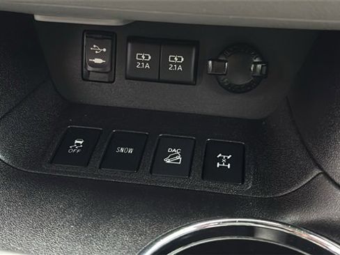 Used 2017 Toyota Highlander LE w/ Carpet Mat Package image 24