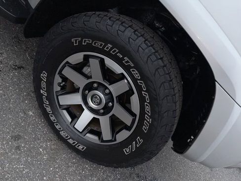 Used 2018 Toyota 4Runner TRD Off-Road image 3