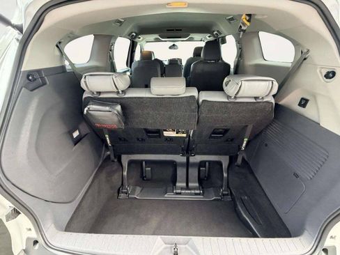 Used 2023 Toyota Sienna XLE FWD image 5