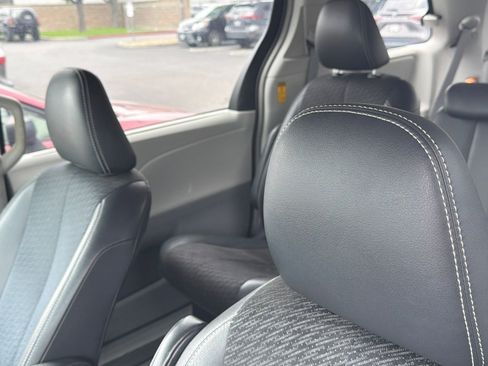 Used 2014 Toyota Sienna SE FWD image 3