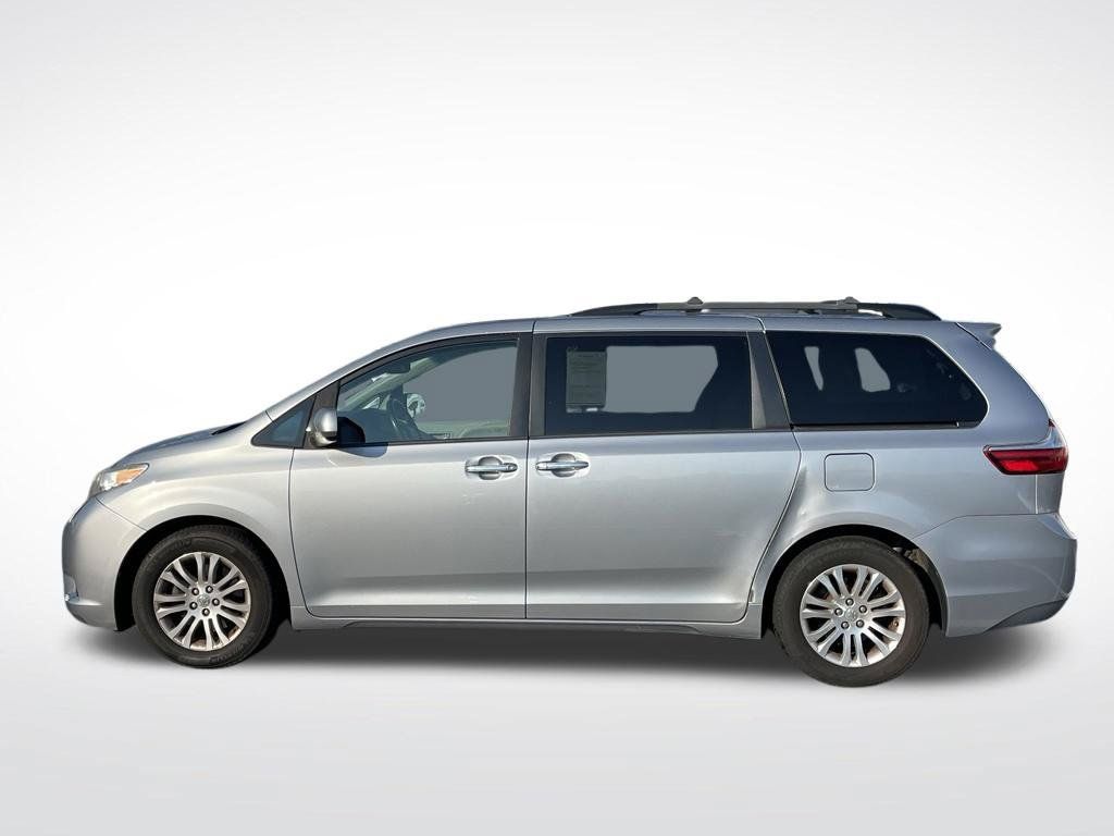 Used 2016 Toyota Sienna XLE w/ XLE Navigation Package FWD image 2