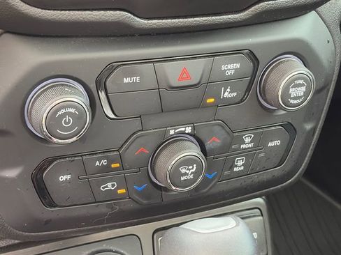 Used 2022 Jeep Renegade Trailhawk w/ Sun/Sound Group image 21