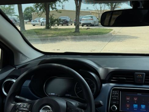 Used 2025 Nissan Versa SV FWD image 34