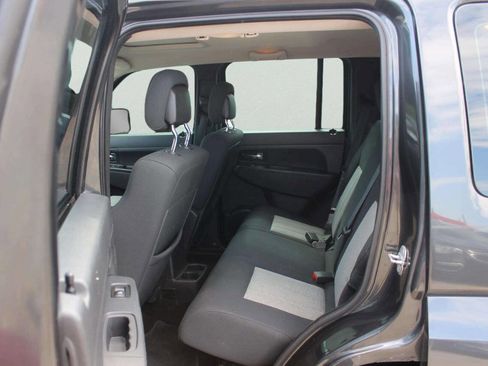 Used 2010 Jeep Liberty Sport RWD image 6