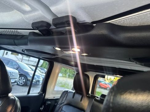 Used 2022 Jeep Wrangler Unlimited Sahara AWD/4WD image 14