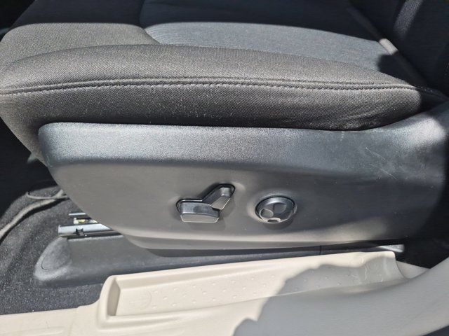 Used 2023 Chrysler Voyager LX FWD image 14