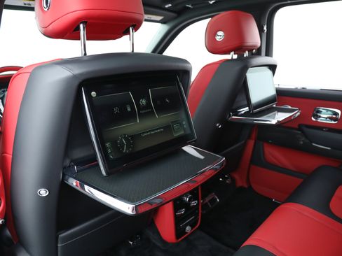 Used 2023 Rolls-Royce Cullinan Black Badge w/ Dark Exterior Package image 39