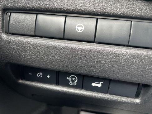 Used 2025 Nissan Rogue SV image 8