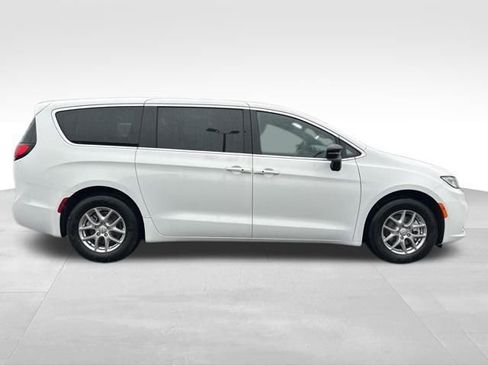 New 2026 Chrysler Pacifica Select image 8