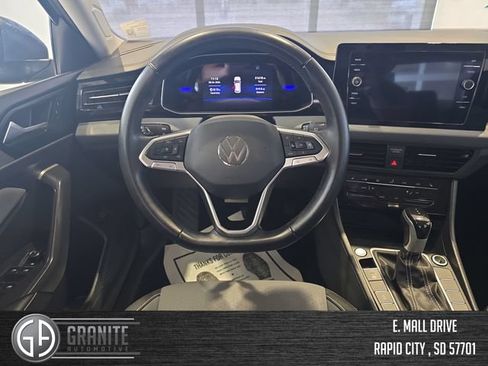 Used 2025 Volkswagen Jetta SE FWD image 13