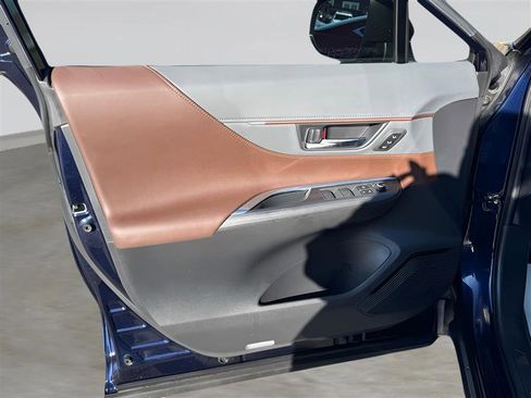 Used 2021 Toyota Venza Limited image 28