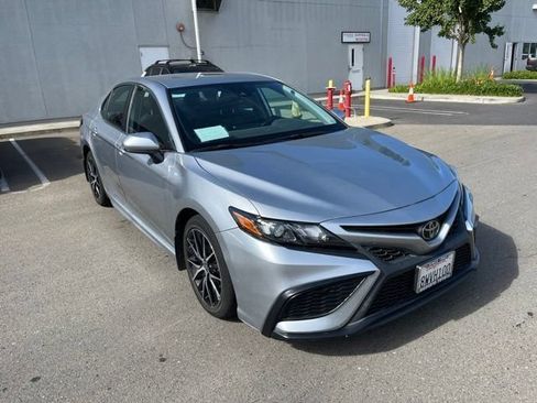 Used 2021 Toyota Camry SE FWD image 3