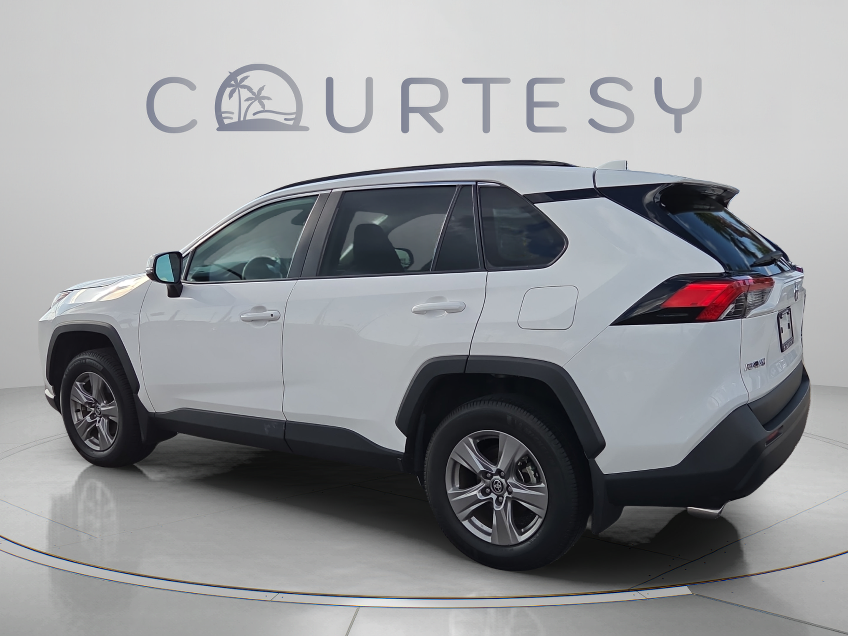 Used 2024 Toyota RAV4 XLE AWD/4WD image 3