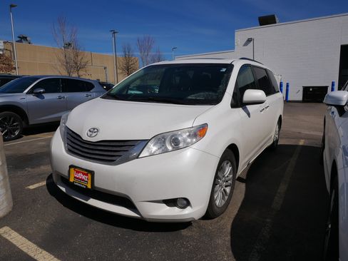 Used 2015 Toyota Sienna XLE Premium image 2