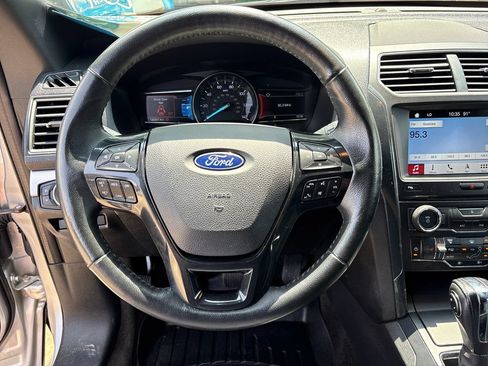Used 2018 Ford Explorer XLT w/ Equipment Group 202A FWD image 18