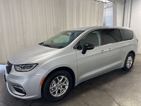Used 2024 Chrysler Pacifica Touring-L FWD image 1