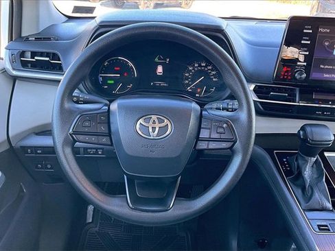 Used 2024 Toyota Sienna LE image 12