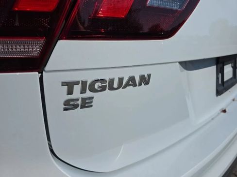 Used 2018 Volkswagen Tiguan SE w/ Panoramic Sunroof Package FWD image 11