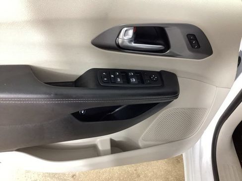 Used 2024 Chrysler Pacifica Limited FWD image 11