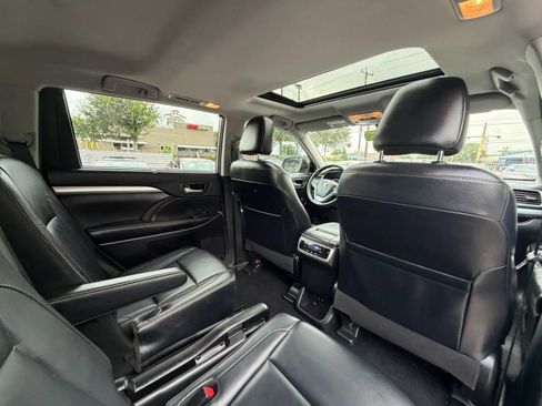 Used 2018 Toyota Highlander XLE FWD image 16