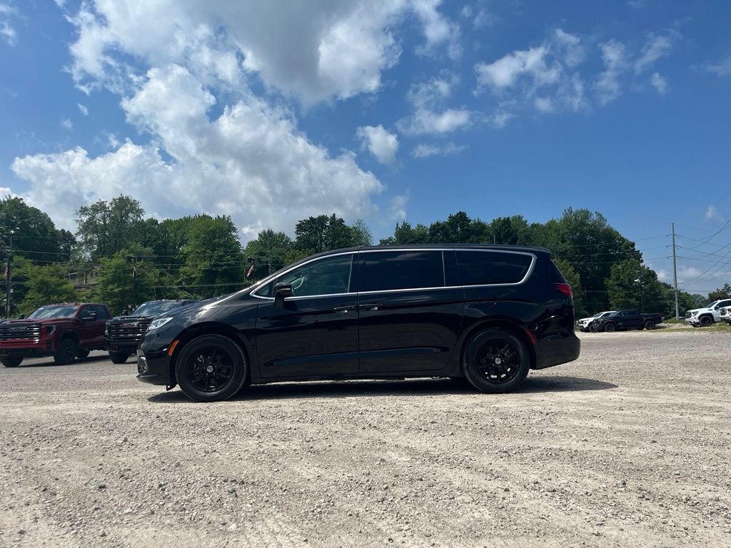 Used 2024 Chrysler Pacifica Touring-L FWD image 16