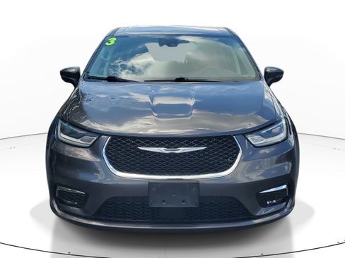 Used 2023 Chrysler Pacifica Touring-L FWD image 2