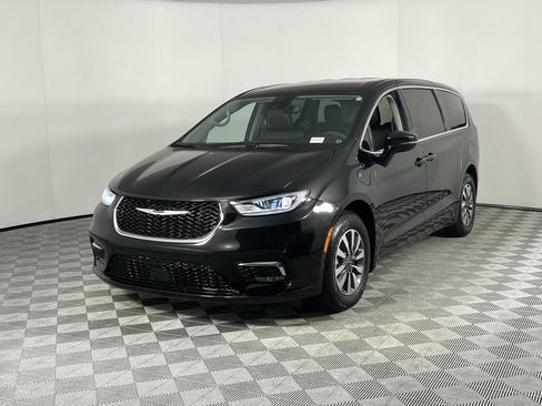 Certified 2024 Chrysler Pacifica Select image 3