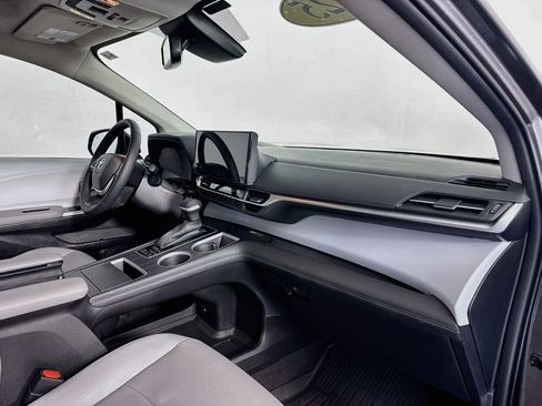 Used 2025 Toyota Sienna XLE FWD image 34