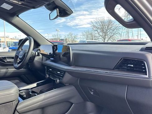 Used 2025 Chevrolet Suburban Premier image 28