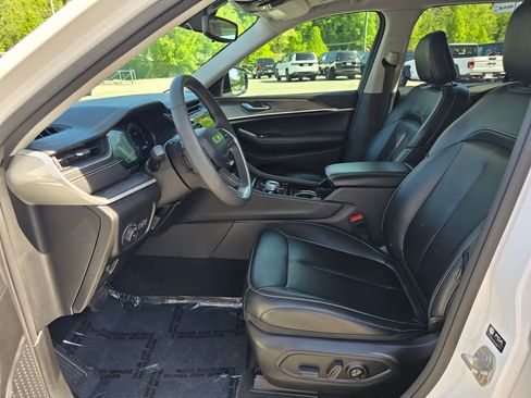 Used 2023 Jeep Grand Cherokee Limited AWD/4WD image 5