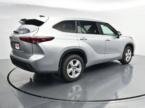 Used 2024 Toyota Highlander LE AWD/4WD image 8
