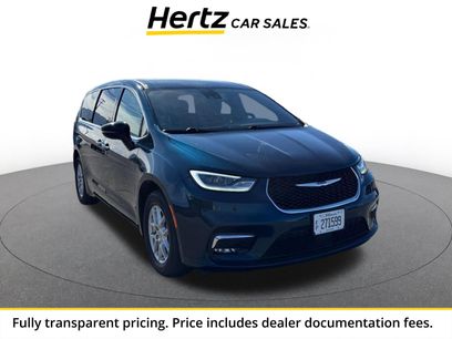 Used 2025 Chrysler Pacifica Select