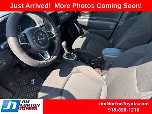 Used 2023 Jeep Renegade Latitude AWD/4WD image 9