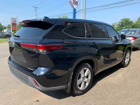 Used 2022 Toyota Highlander LE AWD/4WD image 7