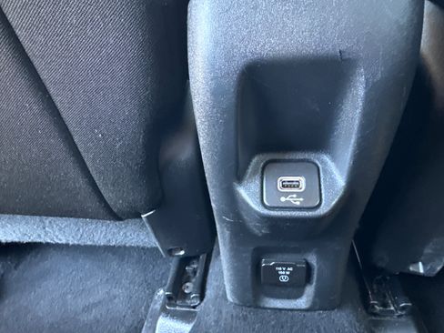 Used 2018 Jeep Renegade Latitude w/ Advanced Technology Group FWD image 7