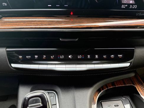 Used 2024 Cadillac Escalade ESV Luxury RWD image 32