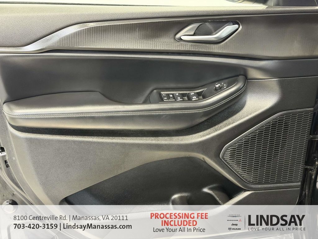 Used 2023 Jeep Grand Cherokee Laredo AWD/4WD image 21