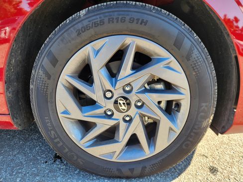 Certified 2024 Hyundai Elantra SEL image 20